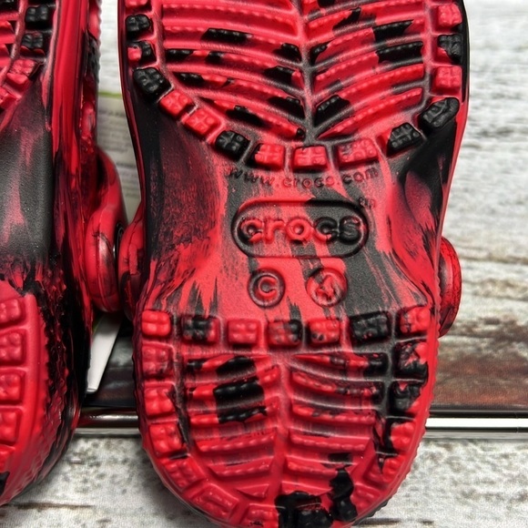 Crocs Kids' Marbled Classic Clog Red/Black Size C-4 - Picture 6 of 6